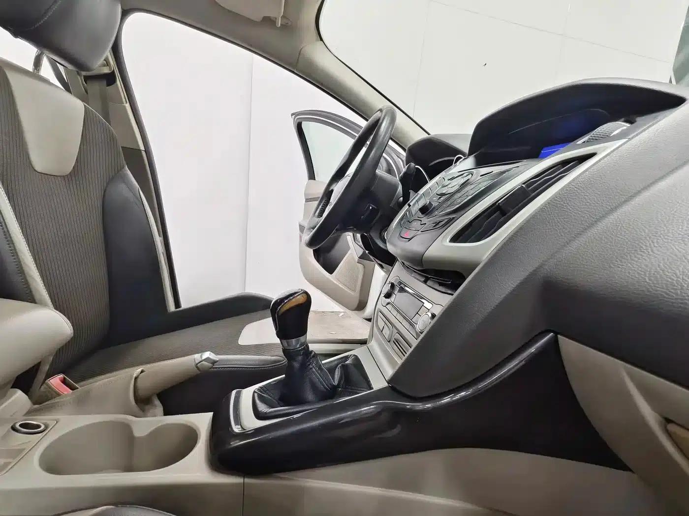 Ford Focus 2012 Sedan 1.6L Manual Fashion Edition — миниатюра 15