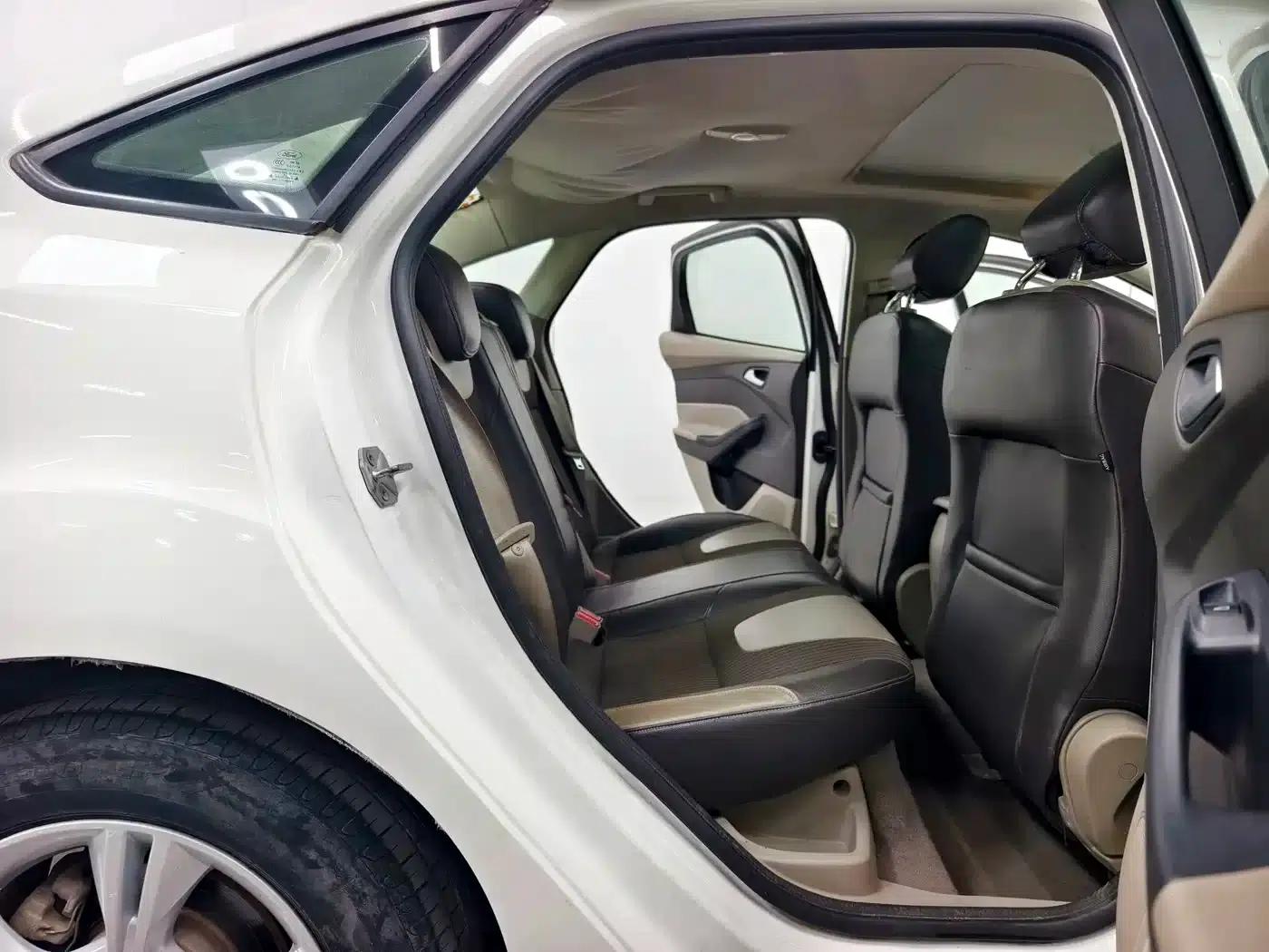 Ford Focus 2012 Sedan 1.6L Manual Fashion Edition — миниатюра 16