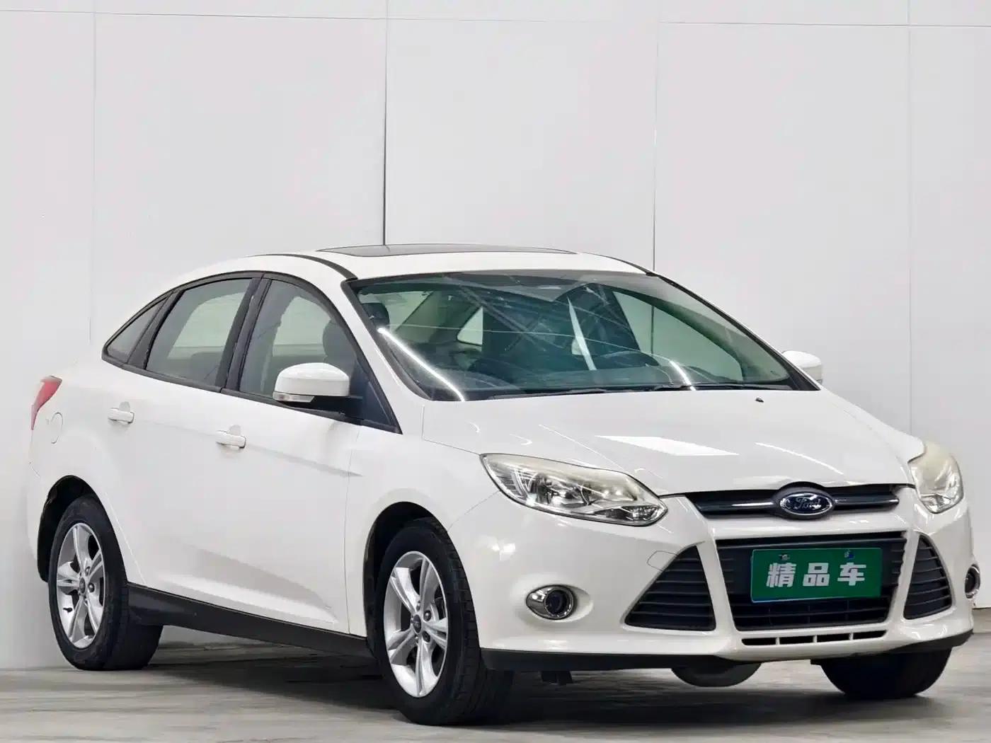 Ford Focus 2012 Sedan 1.6L Manual Fashion Edition — миниатюра 3