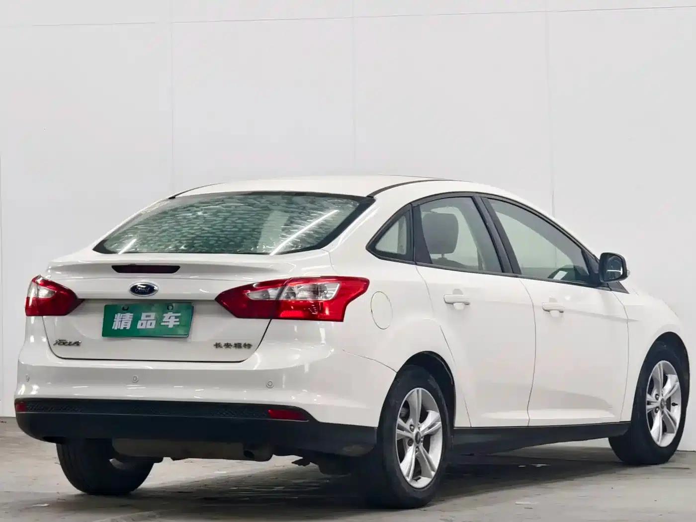 Ford Focus 2012 Sedan 1.6L Manual Fashion Edition — миниатюра 4