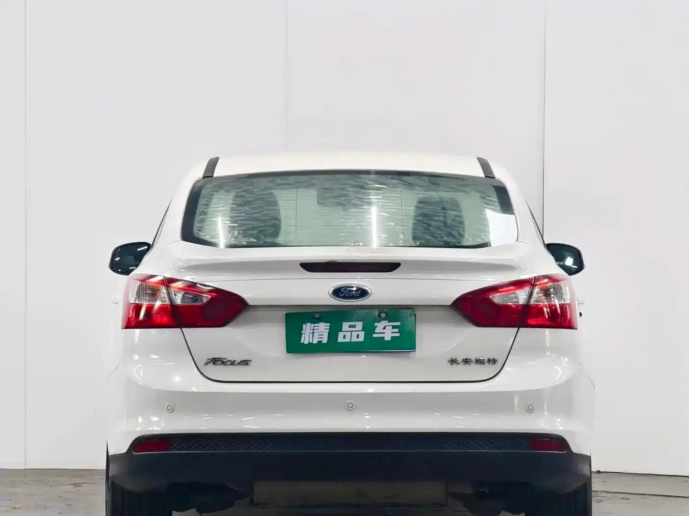 Ford Focus 2012 Sedan 1.6L Manual Fashion Edition — миниатюра 5