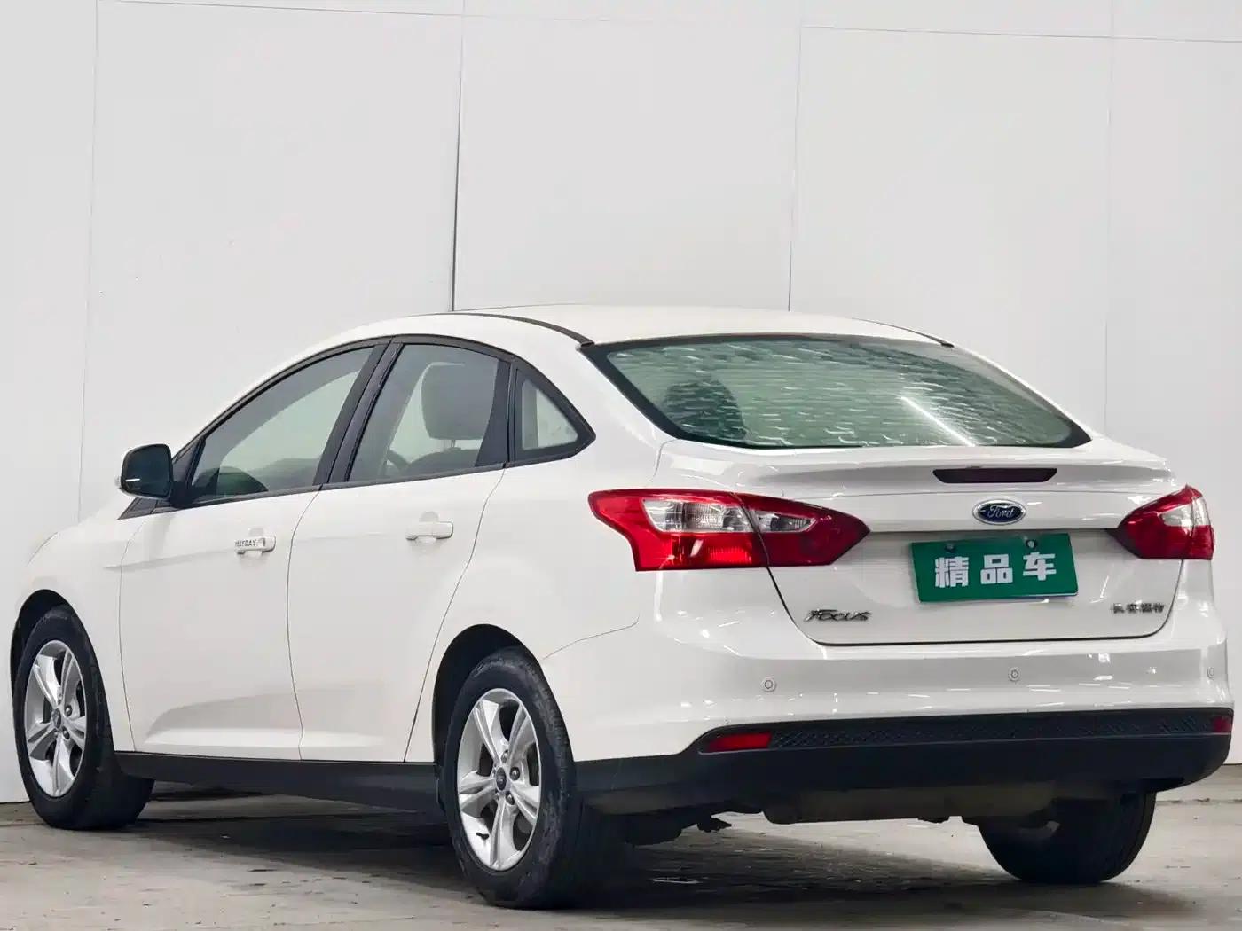 Ford Focus 2012 Sedan 1.6L Manual Fashion Edition — миниатюра 6