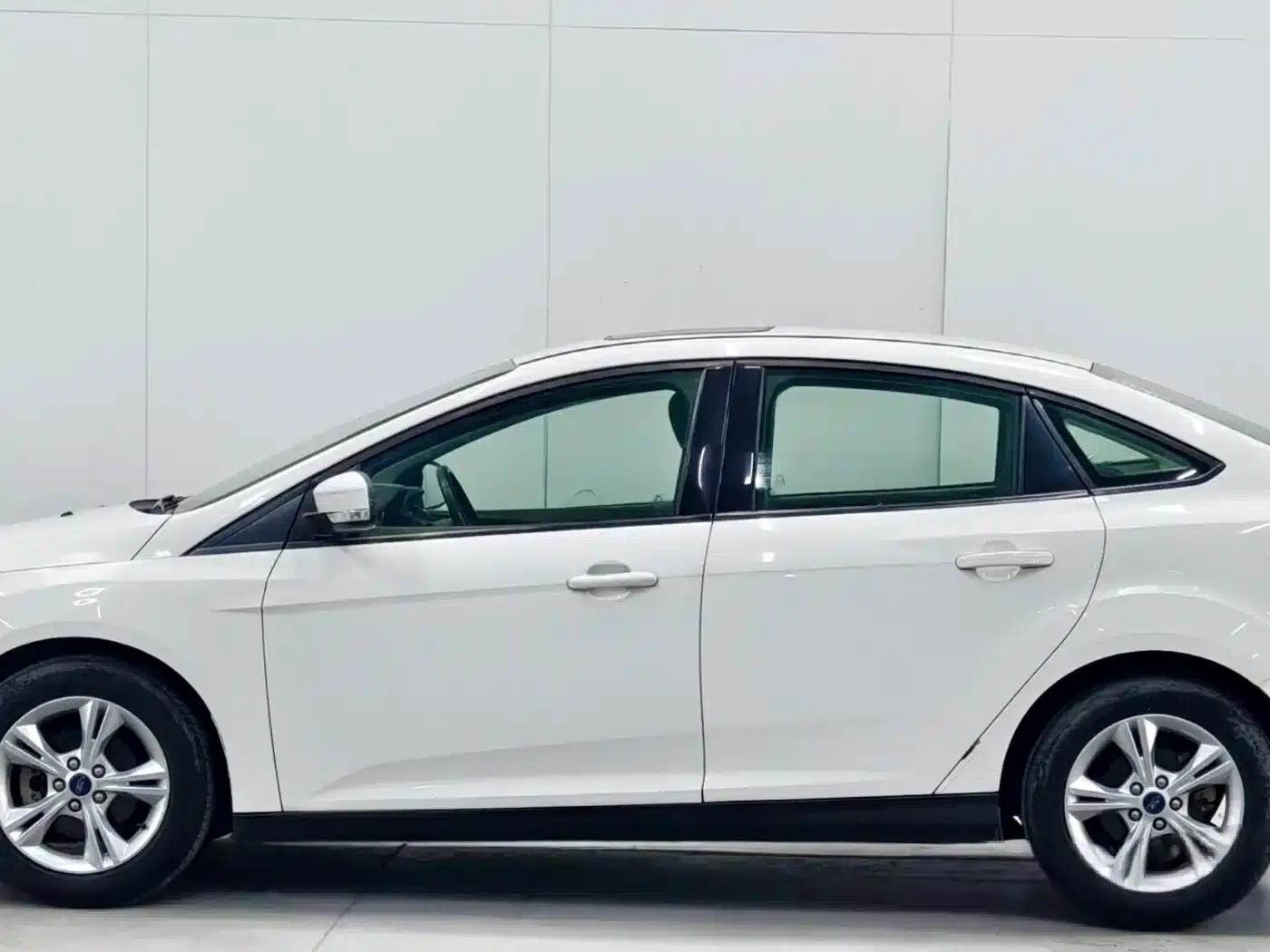Ford Focus 2012 Sedan 1.6L Manual Fashion Edition — миниатюра 7