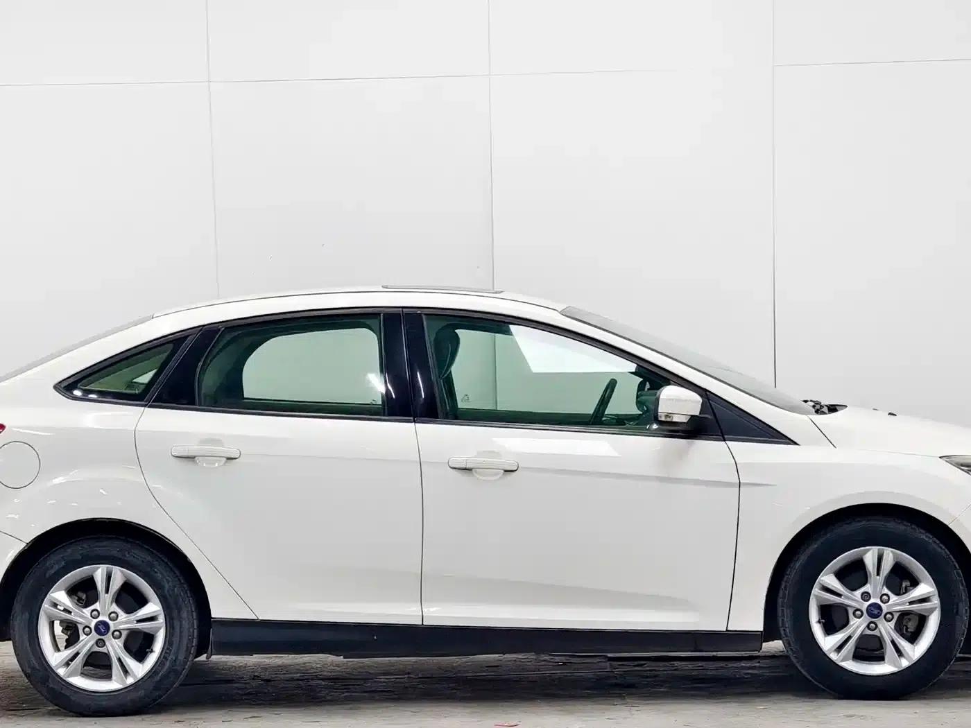 Ford Focus 2012 Sedan 1.6L Manual Fashion Edition — миниатюра 8