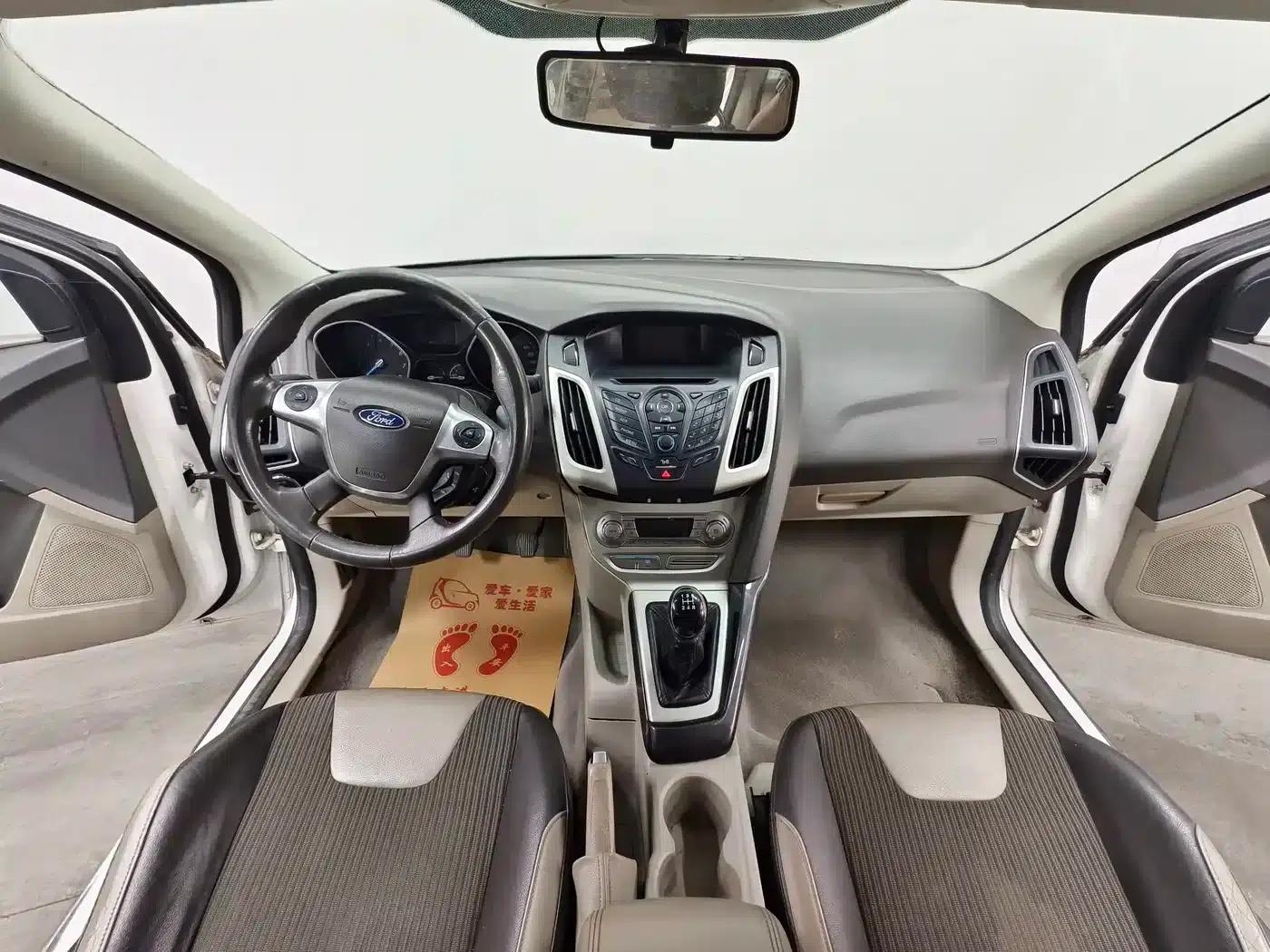 Ford Focus 2012 Sedan 1.6L Manual Fashion Edition — миниатюра 9