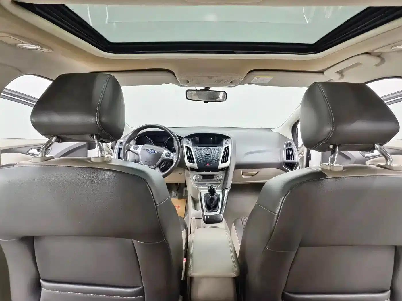 Ford Focus 2012 Sedan 1.6L Manual Fashion Edition — миниатюра 10