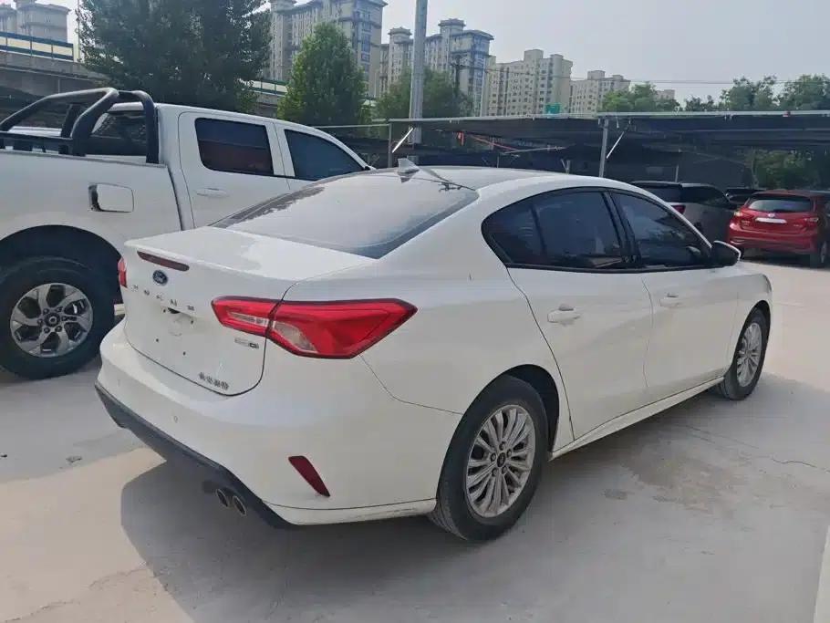2020 Ford Focus Sedan EcoBoost 180 Automatic Trend Edition — миниатюра 3