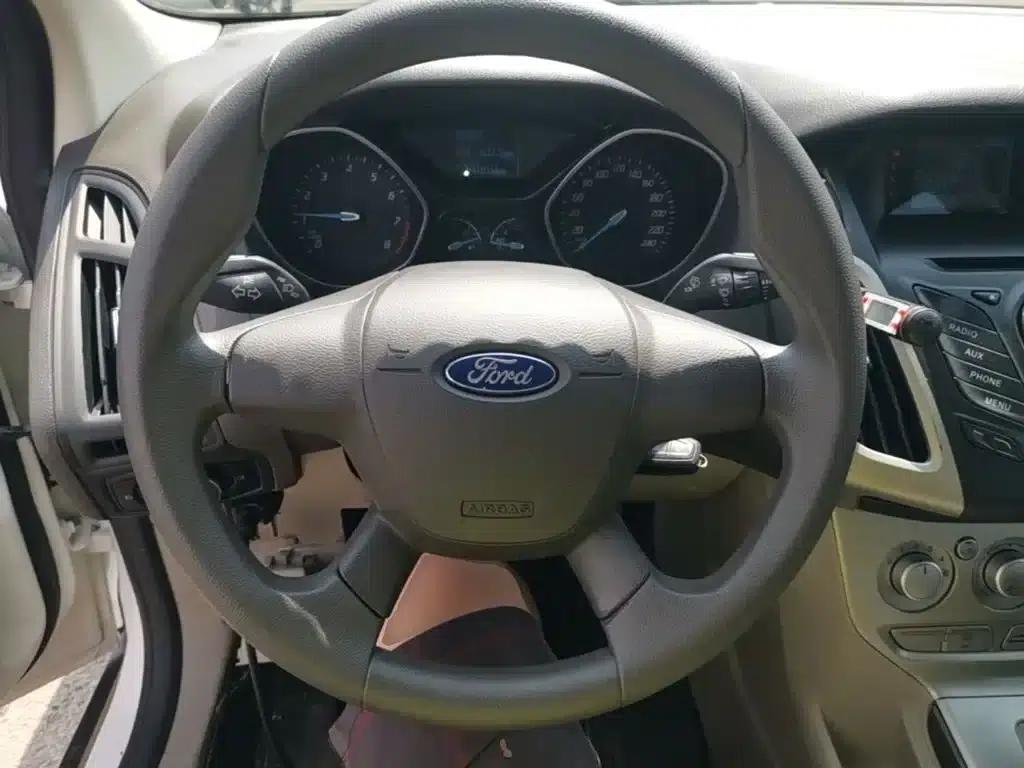 Ford Focus 2012 Sedan 1.6L Automatic Comfort — миниатюра 11