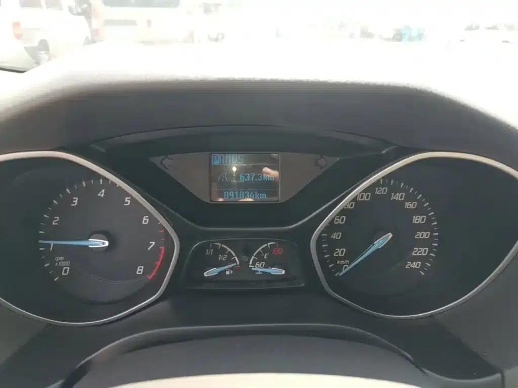Ford Focus 2012 Sedan 1.6L Automatic Comfort — миниатюра 12