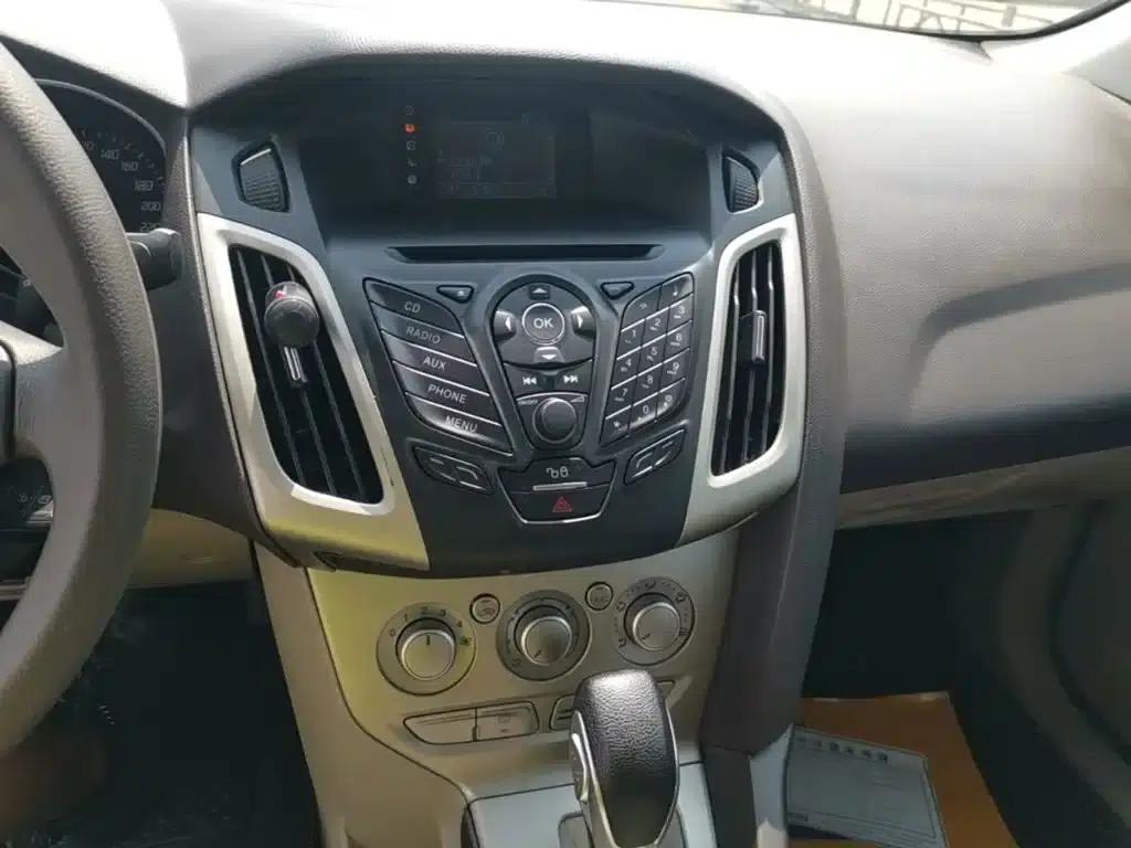 Ford Focus 2012 Sedan 1.6L Automatic Comfort — миниатюра 13