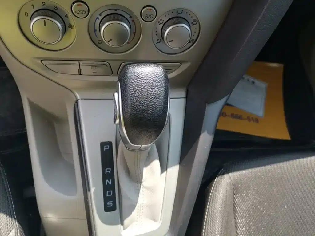 Ford Focus 2012 Sedan 1.6L Automatic Comfort — миниатюра 14