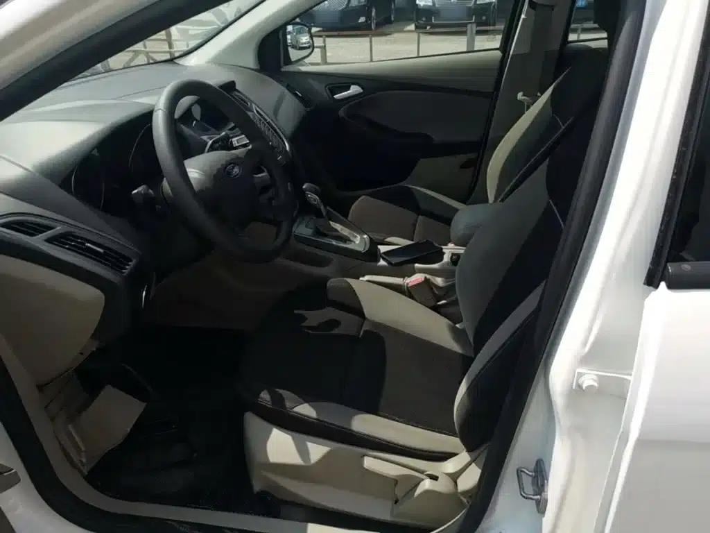 Ford Focus 2012 Sedan 1.6L Automatic Comfort — миниатюра 15