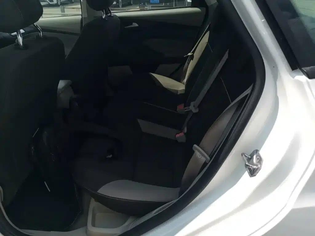 Ford Focus 2012 Sedan 1.6L Automatic Comfort — миниатюра 17