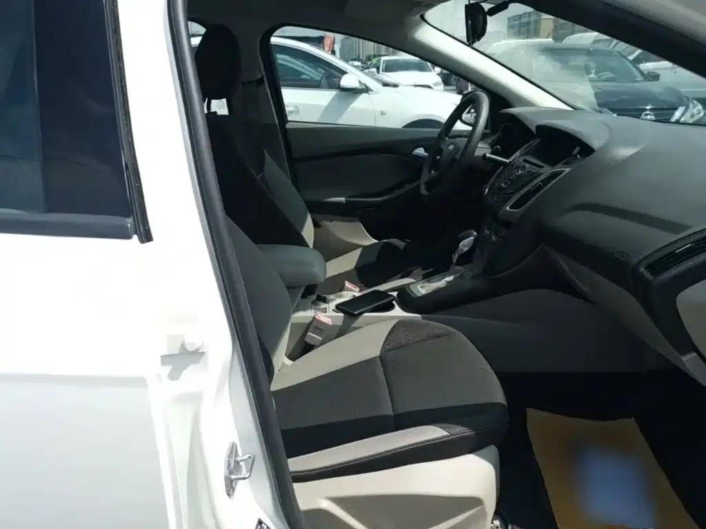 Ford Focus 2012 Sedan 1.6L Automatic Comfort — миниатюра 25