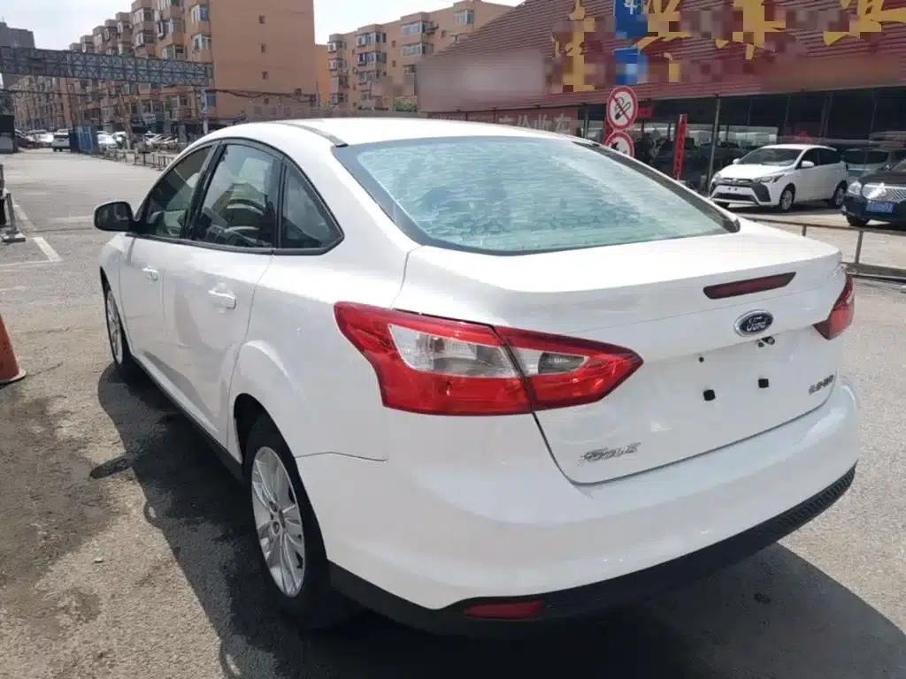 Ford Focus 2012 Sedan 1.6L Automatic Comfort — миниатюра 5