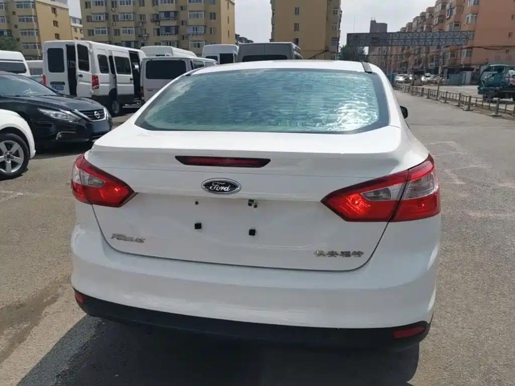 Ford Focus 2012 Sedan 1.6L Automatic Comfort — миниатюра 6