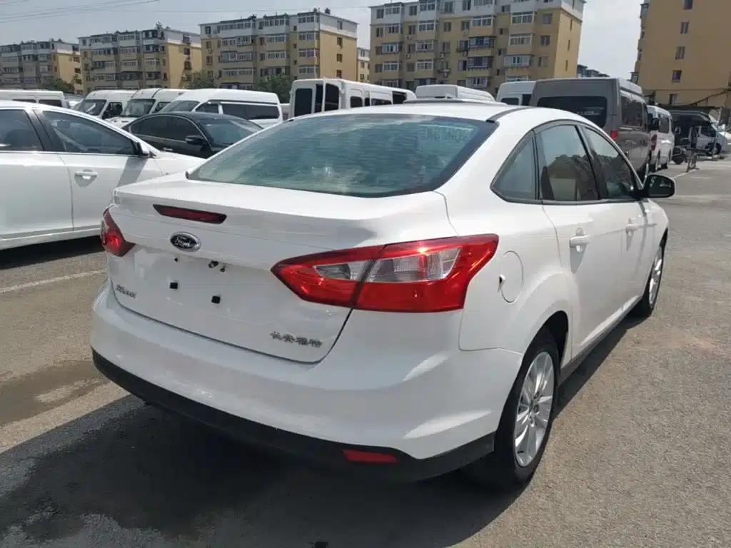 Ford Focus 2012 Sedan 1.6L Automatic Comfort — миниатюра 7