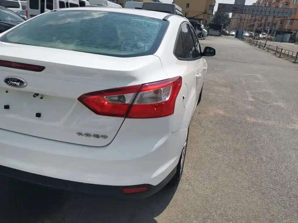 Ford Focus 2012 Sedan 1.6L Automatic Comfort — миниатюра 8