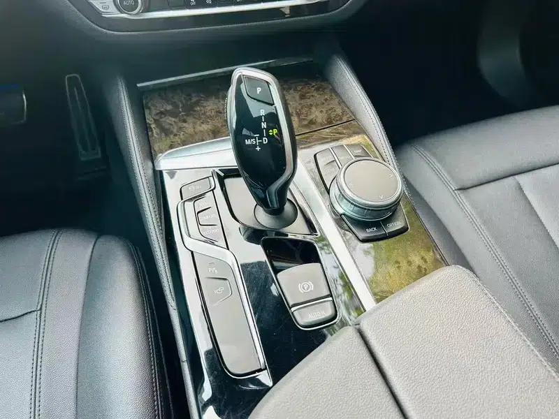 2018 BMW 5 Series 525Li M Sport Package — миниатюра 13