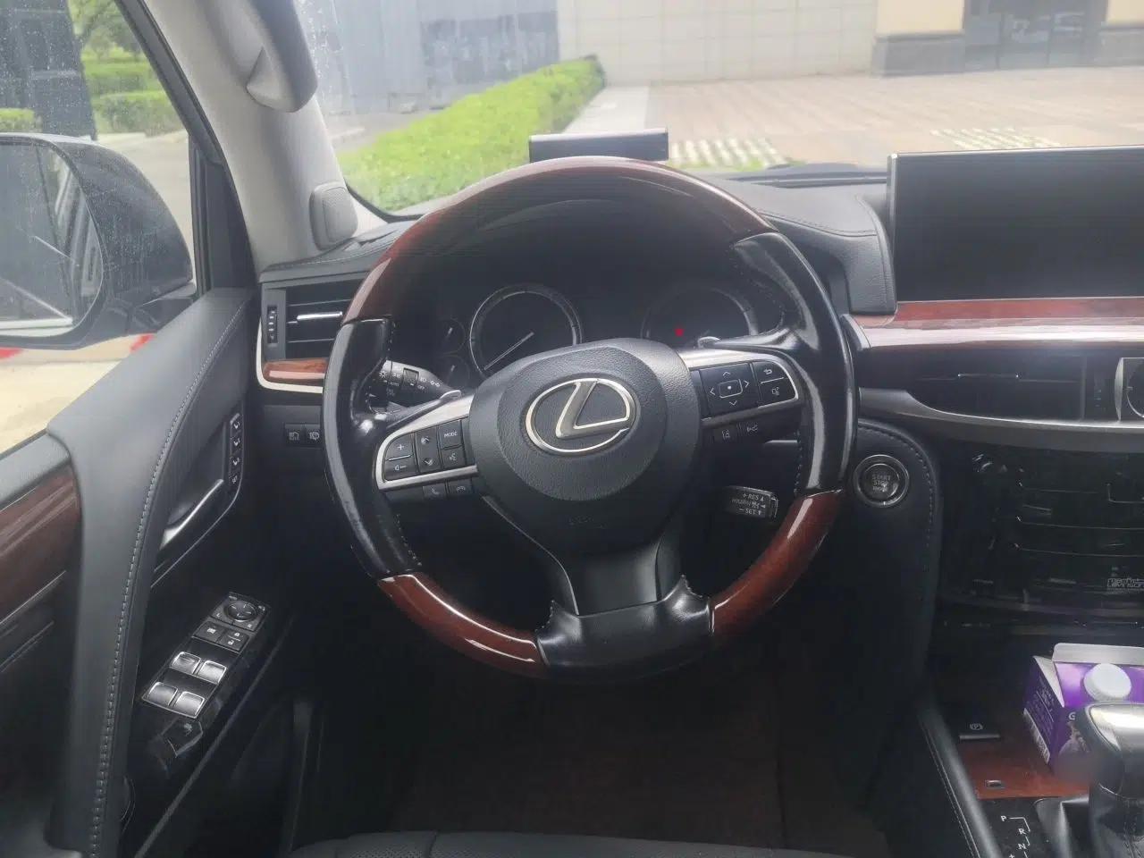Lexus LX Lexus LX570, imported, 5.7-liter engine, eight seats. — миниатюра 10