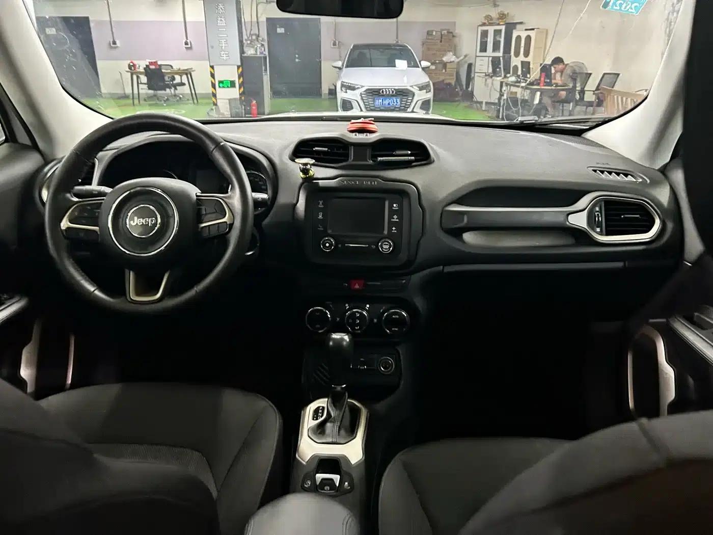 Jeep Renegade 2017 180T Automatic Performance Edition — миниатюра 13