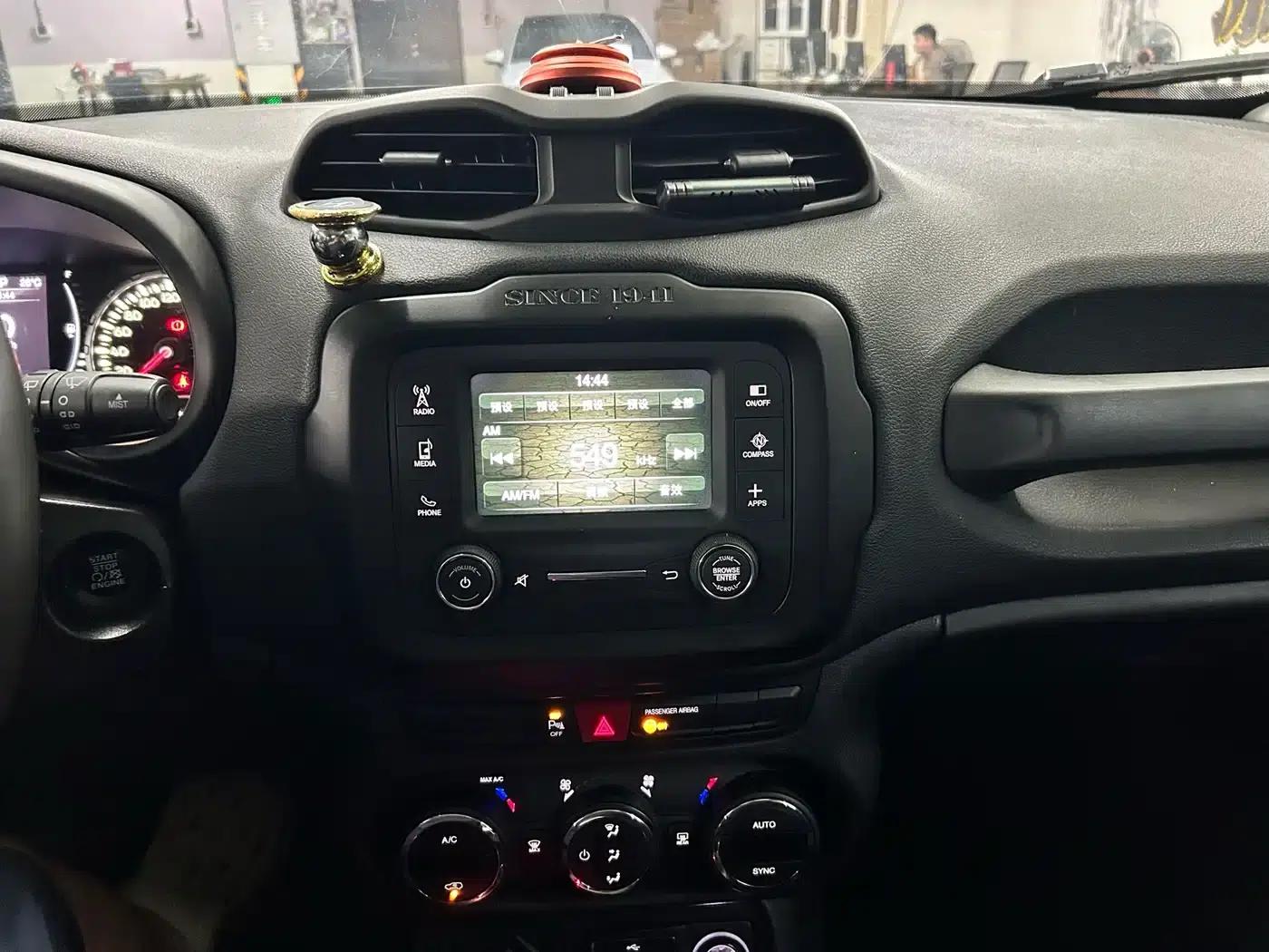 Jeep Renegade 2017 180T Automatic Performance Edition — миниатюра 10