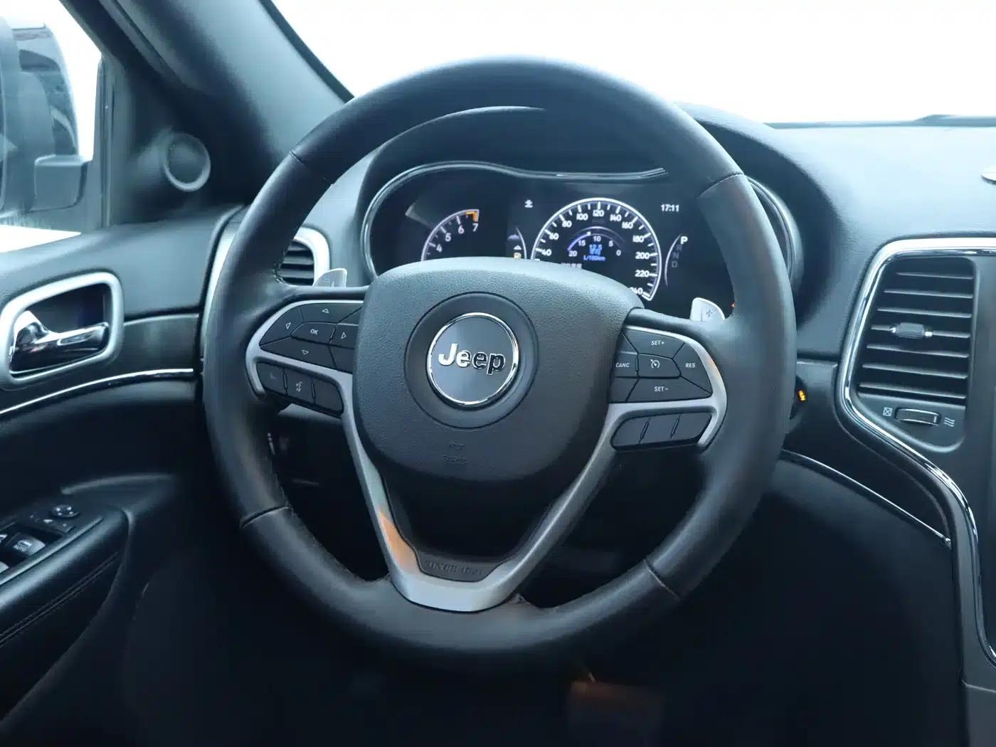 2017 Jeep Grand Cherokee (Imported) 3.0L Comfort Navigation Edition — миниатюра 16