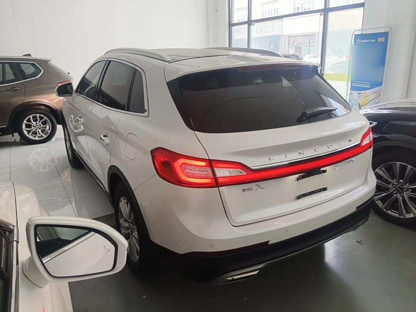 Lincoln MKX 2017 2.0T Two-Wheel Drive Deluxe Edition — миниатюра 13