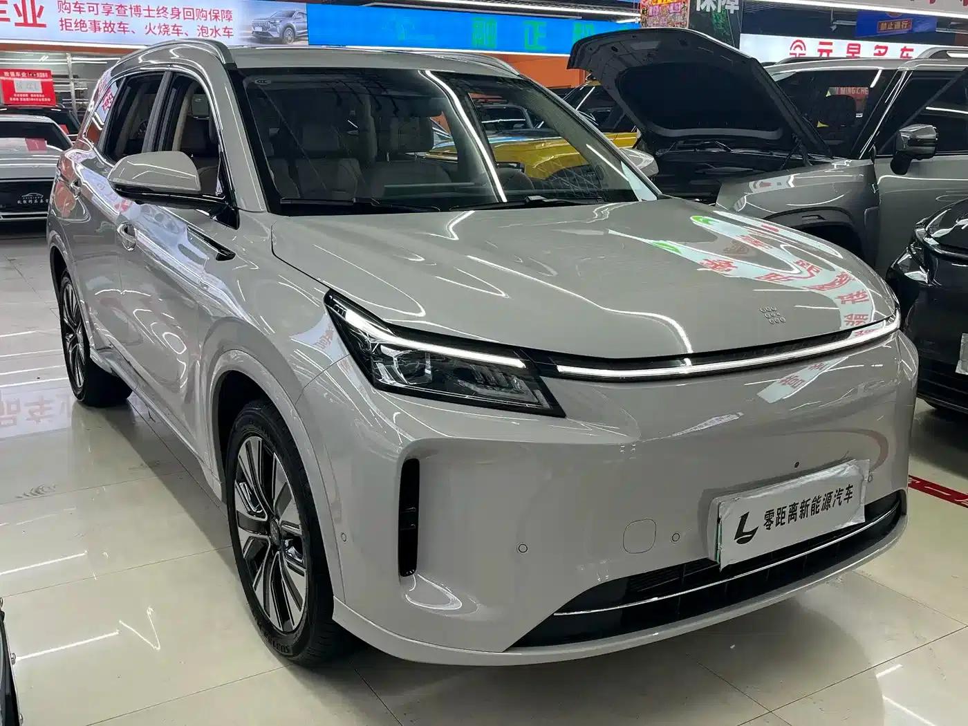 Blue Electric E5 PLUS 2026 Standard Range All-Wheel Drive Performance Ultra — миниатюра 3