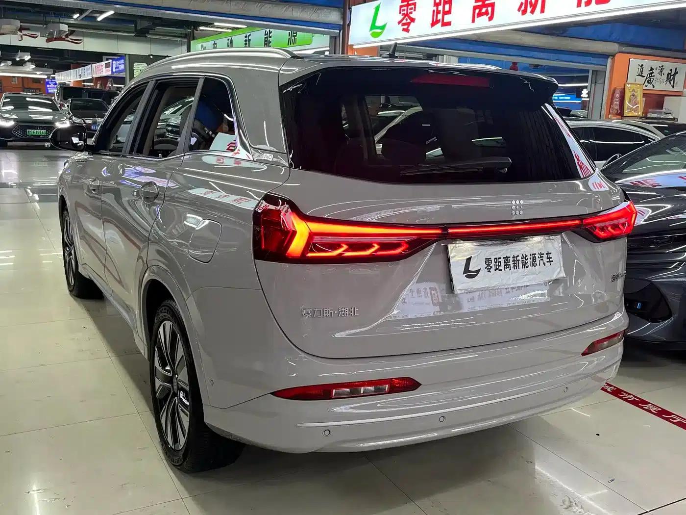 Blue Electric E5 PLUS 2026 Standard Range All-Wheel Drive Performance Ultra — миниатюра 4