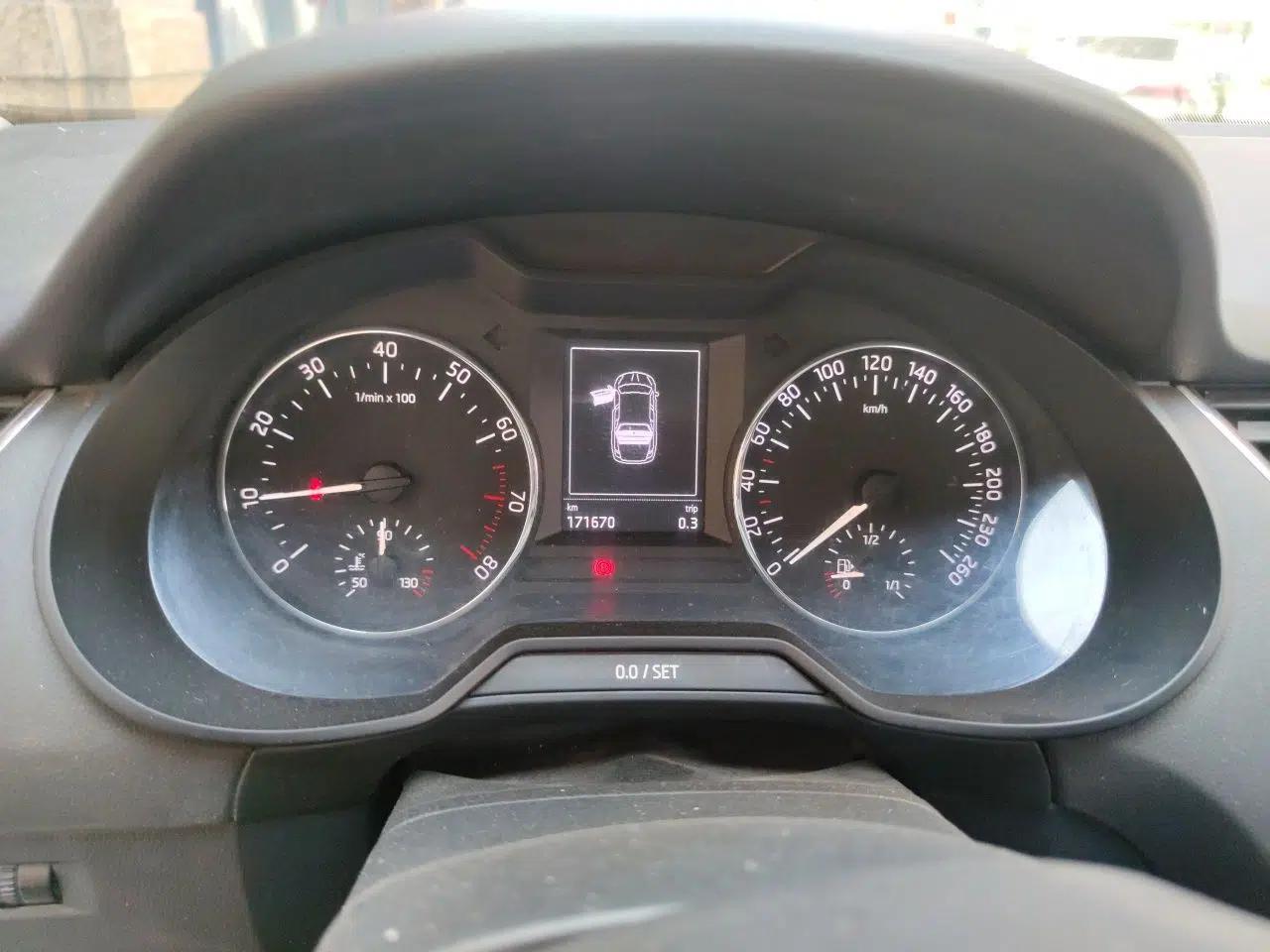 Skoda Octavia 2017 1.6L Manual Smart Drive Edition — миниатюра 11