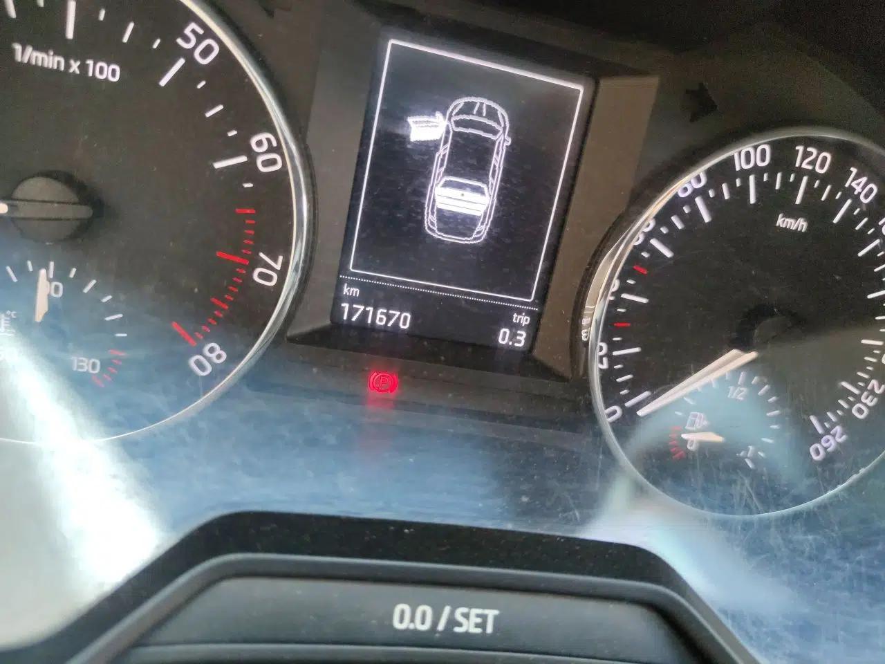 Skoda Octavia 2017 1.6L Manual Smart Drive Edition — миниатюра 12