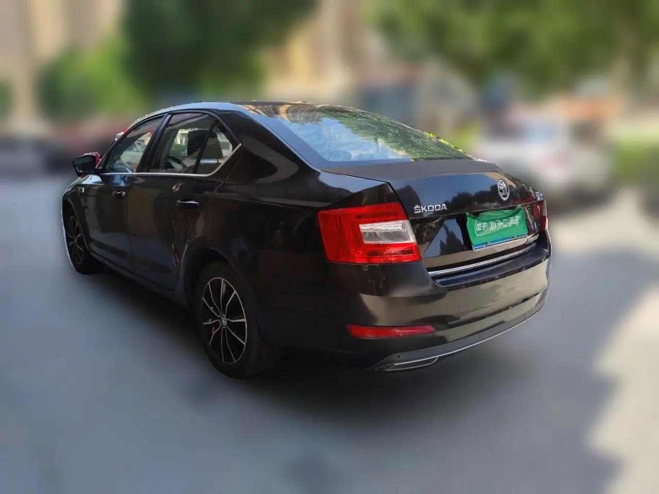 Skoda Octavia 2017 1.6L Manual Smart Drive Edition — миниатюра 4
