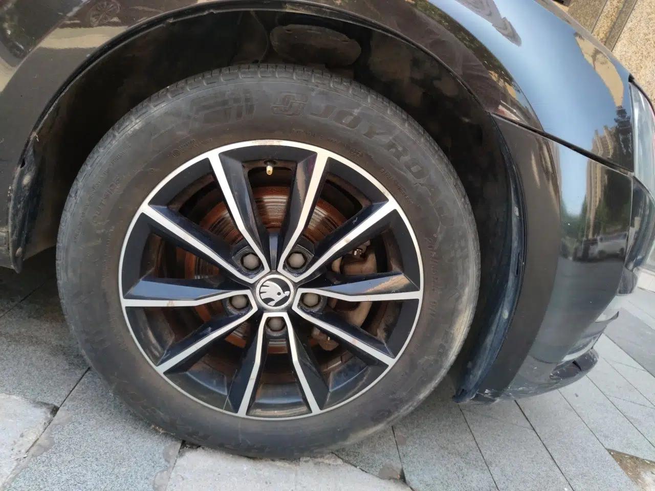 Skoda Octavia 2017 1.6L Manual Smart Drive Edition — миниатюра 8
