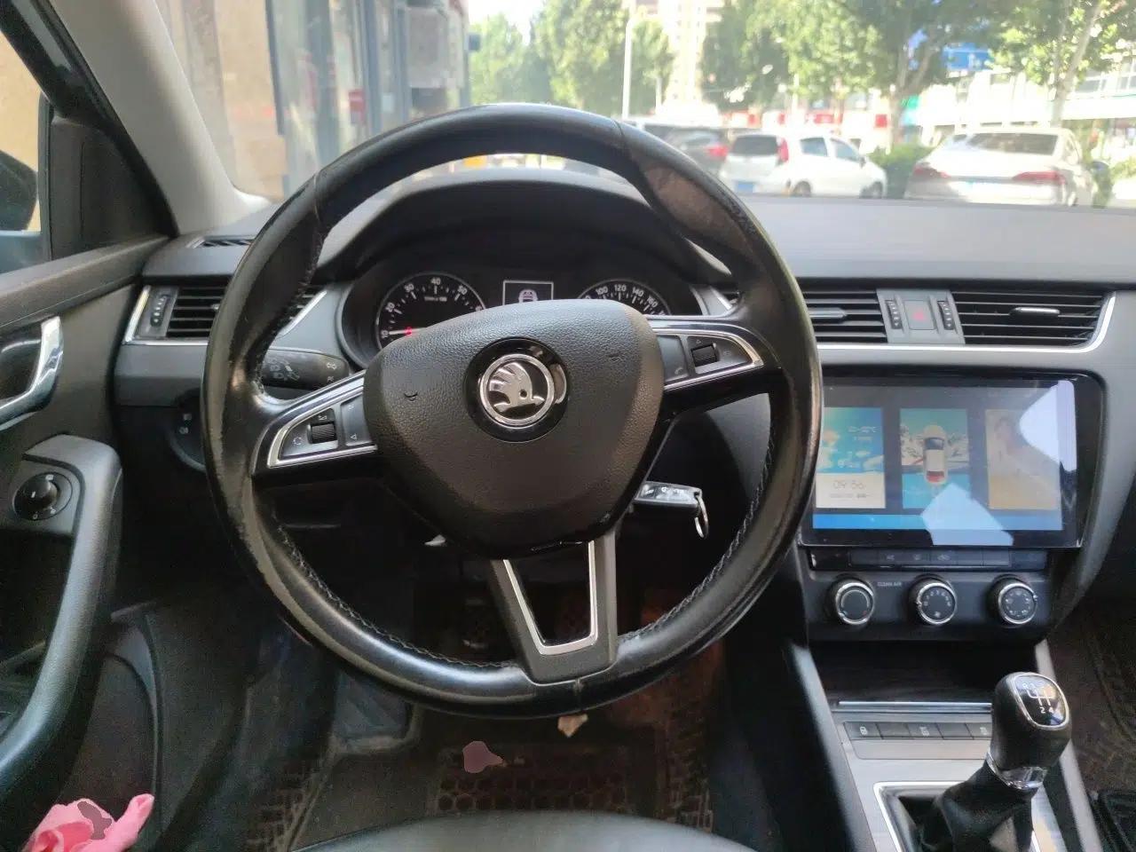 Skoda Octavia 2017 1.6L Manual Smart Drive Edition — миниатюра 10