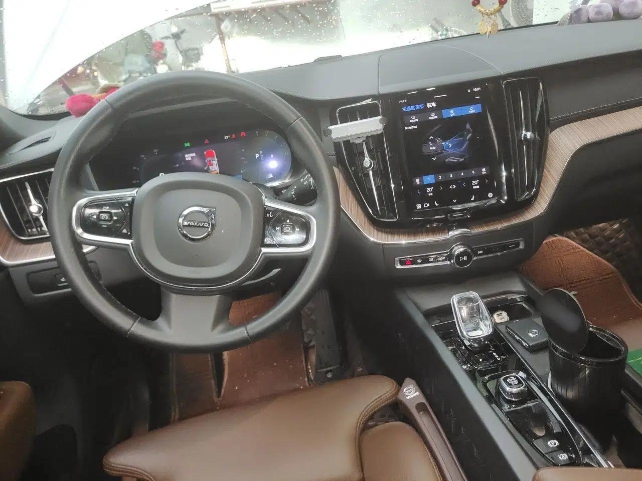 Volvo XC60 2023 B5 4x4 Smart Luxury Edition — миниатюра 9