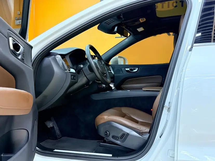 Volvo XC60 2021 T5 4x4 Smart Luxury Edition — миниатюра 13