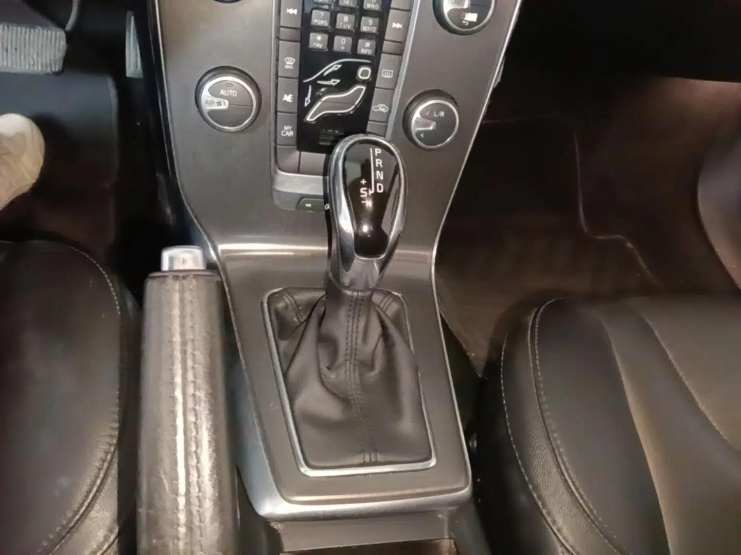 Volvo V40 2015 1.6T Zhiyi Edition — миниатюра 16
