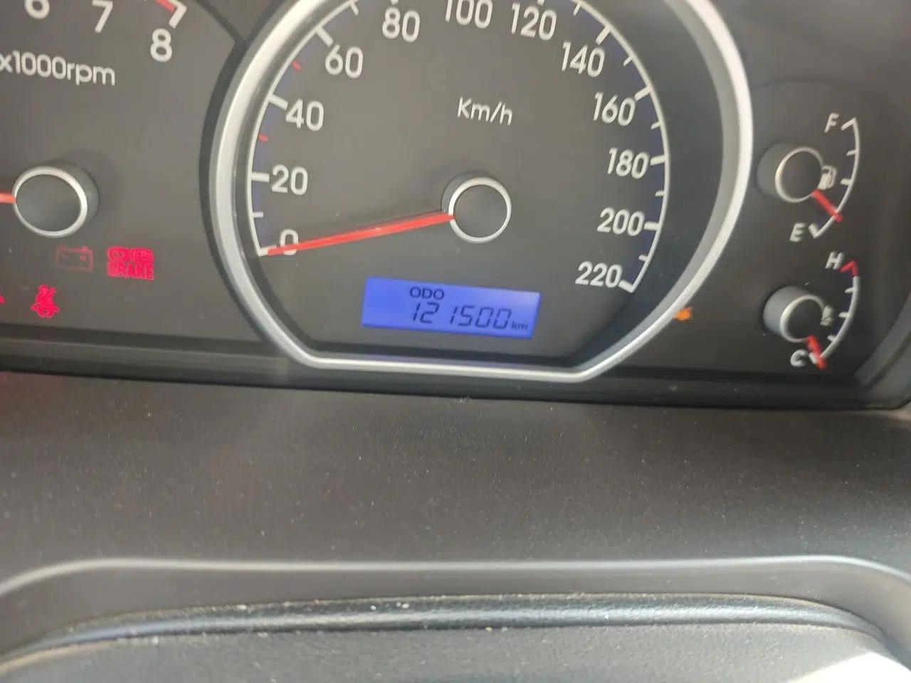 Hyundai Celesta 2011 1.6L Manual Comfort Edition — миниатюра 12