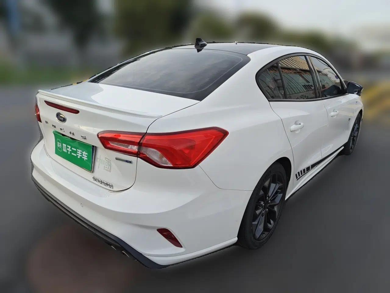 Ford Focus 2022 Sedan EcoBoost 180 Automatic ST Line — миниатюра 6