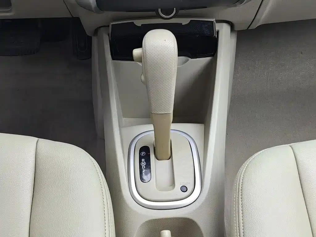 Venucia D50 2013 1.6L Automatic Fashion Edition — миниатюра 13