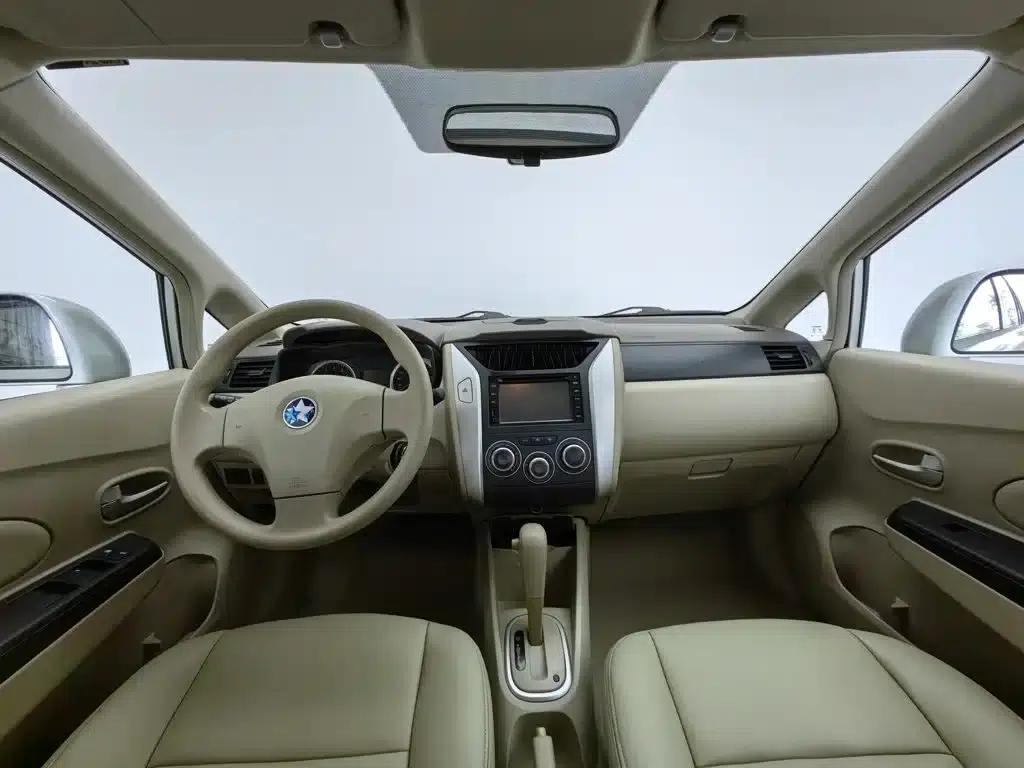 Venucia D50 2013 1.6L Automatic Fashion Edition — миниатюра 5