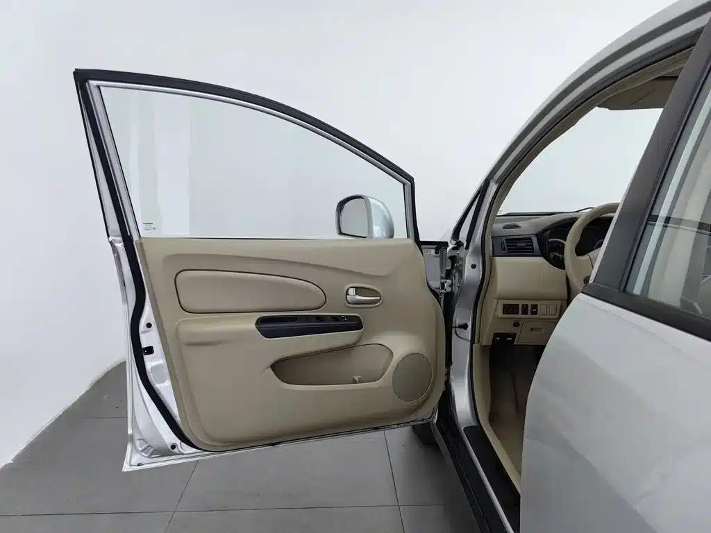 Venucia D50 2013 1.6L Automatic Fashion Edition — миниатюра 8