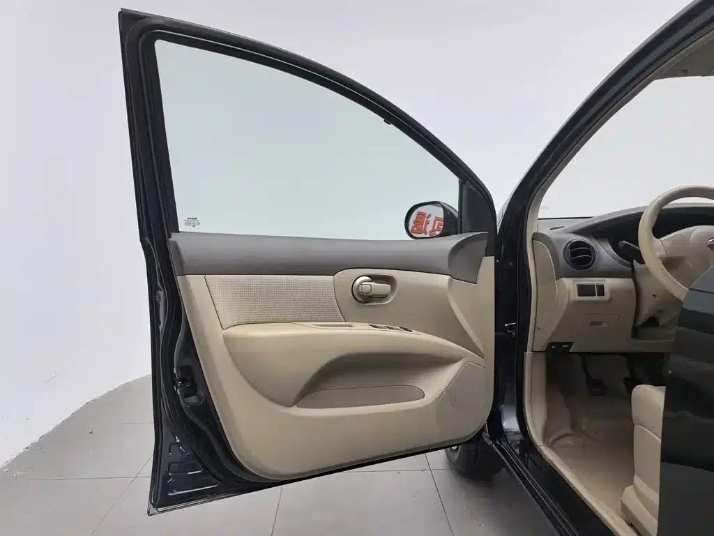 Nissan Livina 2009 1.6L Manual All-Round Model — миниатюра 8