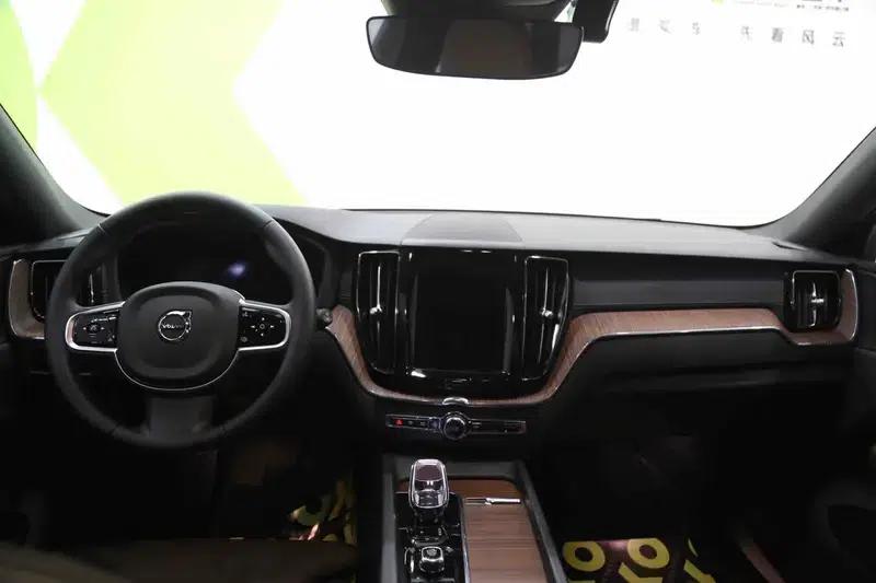 2025 Volvo XC60 B5 AWD Inscription Luxury Edition — миниатюра 7