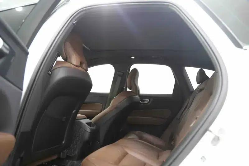 2025 Volvo XC60 B5 AWD Inscription Luxury Edition — миниатюра 9