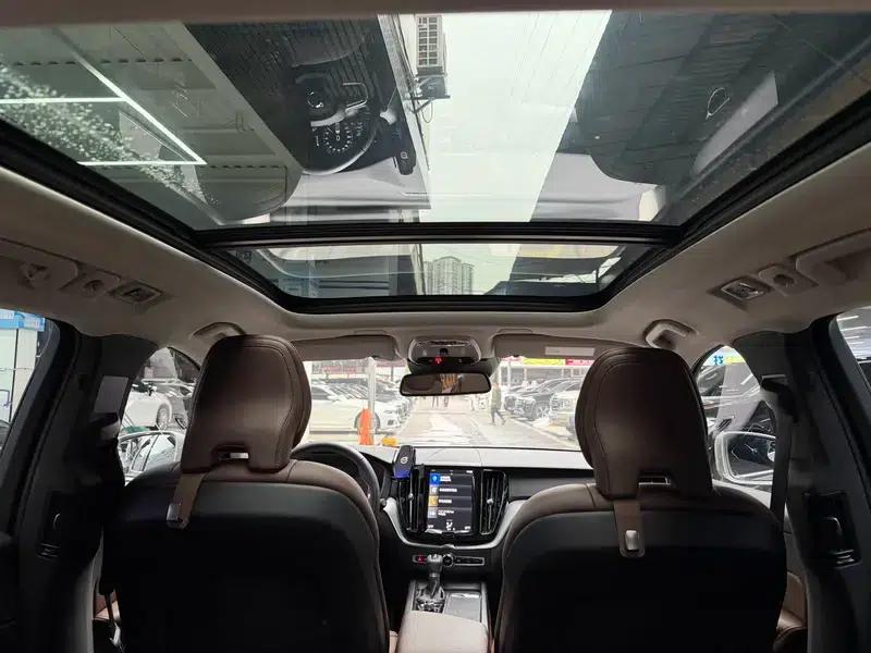 2021 Volvo XC60 T5 AWD Inscription Luxury Edition — миниатюра 19