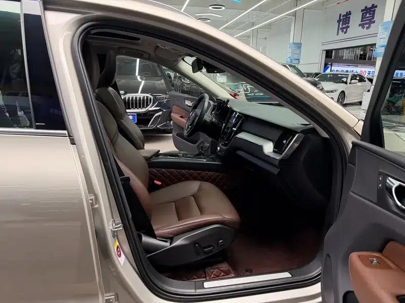 2021 Volvo XC60 T5 AWD Inscription Luxury Edition — миниатюра 22