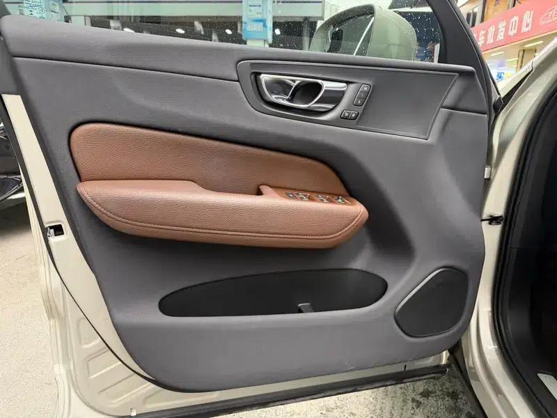 2021 Volvo XC60 T5 AWD Inscription Luxury Edition — миниатюра 10