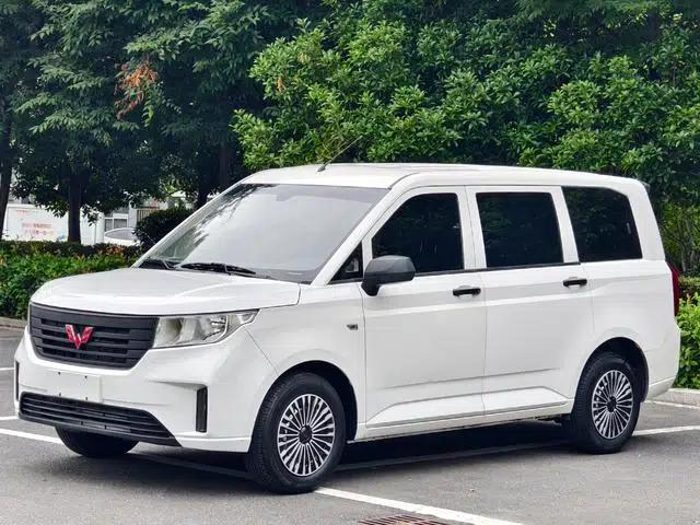 Wuling Hongguang PLUS 2020 1.5L Manual Standard 5-Seater